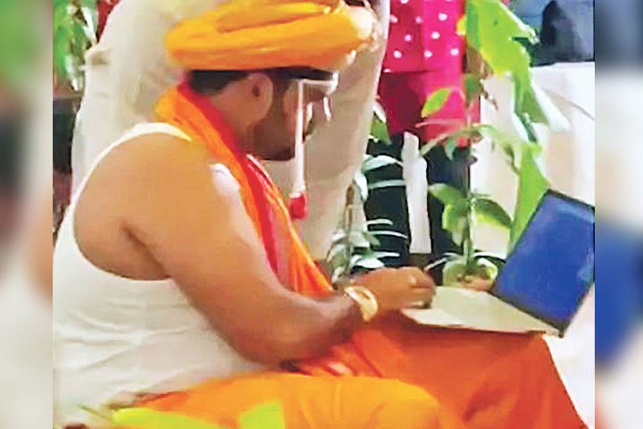 বিয়ে করতে করতে অফিস করছেন বর - West Bengal News 24