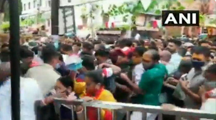 Stampede At Mahakaleshwar Temple : মহাকালেশ্বরের শিব মন্দিরে কোভিড বিধি ভেঙে ভক্তদের ভিড়ে হুড়োহুড়ি, পদপিষ্ট বহু মহিলা এবং শিশু - West Bengal News 24 Stampede At Mahakaleshwar Temple : মহাকালেশ্বরের শিব মন্দিরে কোভিড বিধি ভেঙে ভক্তদের ভিড়ে হুড়োহুড়ি, পদপিষ্ট বহু মহিলা এবং শিশু - West Bengal News 24