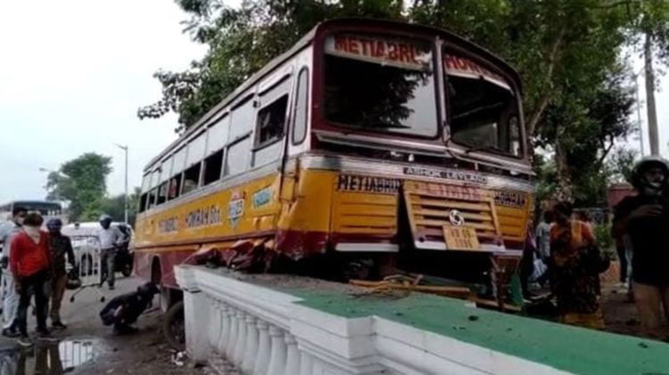 Red Road Bus Accident in Kolkata : রেড রোডে ভয়াবহ বাস দুর্ঘটনা, বাসের তলায় পড়ে মৃত্যু পুলিশকর্মীর, আহত ১৩ - West Bengal News 24