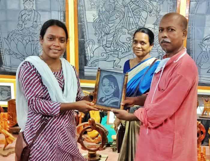 Birbaha Hansda : বন প্রতিমন্ত্রী বিরবাহাকে স্লেট খোদাই প্রতিকৃতি উপহার শিল্পীর - West Bengal News 24