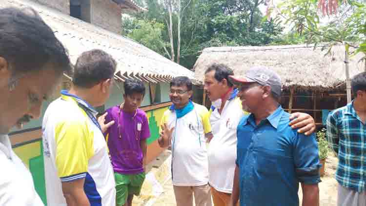 মনের আঁধার ঘোচাতে আদিবাসী গ্রামে সমাজকর্মীরা - West Bengal News 24