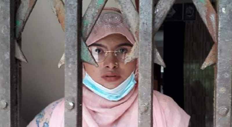 স্ত্রীর অধিকার আদায়ে চেয়ারম্যানের বাড়িতে তরুণীর অনশন - West Bengal News 24 স্ত্রীর অধিকার আদায়ে চেয়ারম্যানের বাড়িতে তরুণীর অনশন - West Bengal News 24