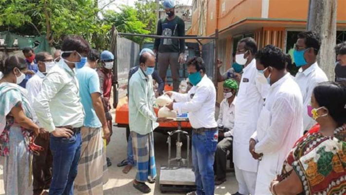 ‘দুয়ারে রেশন’ পৌঁছাতে বিশেষ উদ্যোগ ! নয়া গাড়ি কিনতে ডিলারদের ১ লক্ষ টাকা দেওয়ার পরিকল্পনা রাজ্যের - West Bengal News 24