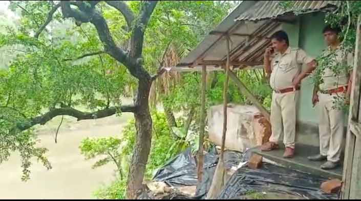 ভাঙন এলাকায় বালির বস্তা দিয়ে কাজ শুরু করলো বামনগোলা থানার পুলিশ - West Bengal News 24