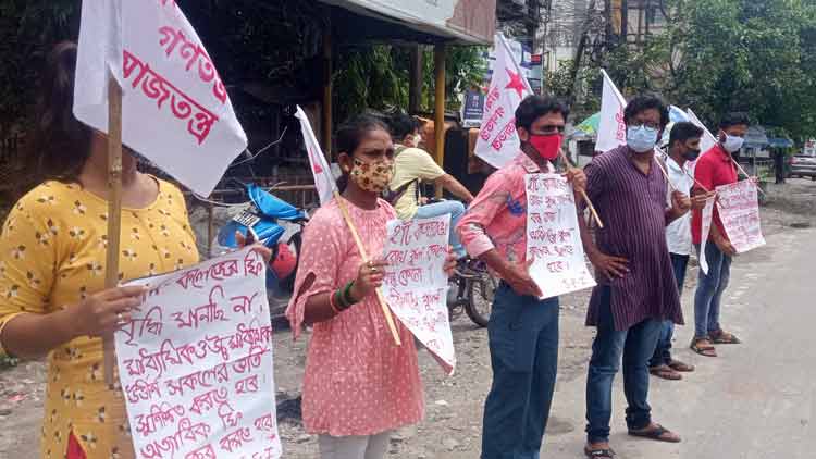 স্কুল খোলা সহ একাধিক দাবি নিয়ে বিক্ষোভ SFI এর - West Bengal News 24 স্কুল খোলা সহ একাধিক দাবি নিয়ে বিক্ষোভ SFI এর - West Bengal News 24