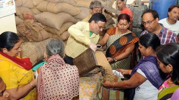 ১ সেপ্টেম্বর থেকে নয়, ১৫ সেপ্টেম্বর থেকে দুয়ারে রেশন - West Bengal News 24 ১ সেপ্টেম্বর থেকে নয়, ১৫ সেপ্টেম্বর থেকে দুয়ারে রেশন - West Bengal News 24