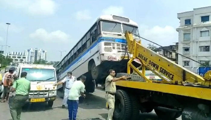 রেষারেষির বলি! দ্বিতীয় হুগলি সেতুতে বাইক আরোহীকে পিষে দিল বাস, মত্যু বাইকআরোহীর - West Bengal News 24 রেষারেষির বলি! দ্বিতীয় হুগলি সেতুতে বাইক আরোহীকে পিষে দিল বাস, মত্যু বাইকআরোহীর - West Bengal News 24