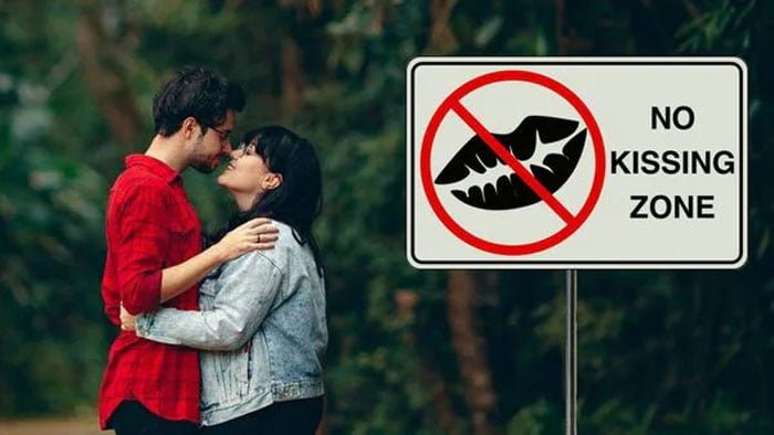 প্রকাশ্যে চুমু খাওয়া রুখতে গেটের সামনে ‘নো কিসিং’ নোটিশ আবাসনের বাসিন্দাদের - West Bengal News 24