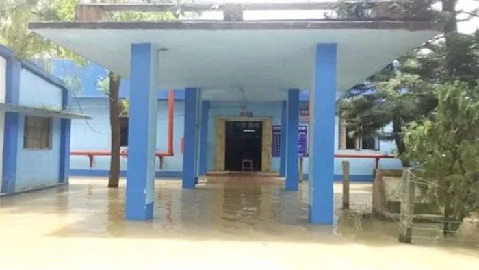 জলের তলায় হাসপাতাল, জরুরি অস্ত্রোপচার করতে সাঁতার কাটে হাসপাতালে পৌঁছলেন চিকিৎসকরা - West Bengal News 24