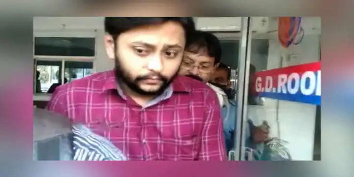 ভুয়ো পুলিশ সেজে স্টেশন থেকে বেরতেই মোবাইল-টাকা ছিনতাই যাত্রীর, গ্রেফতার যুব তৃণমূল নেতা - West Bengal News 24 ভুয়ো পুলিশ সেজে স্টেশন থেকে বেরতেই মোবাইল-টাকা ছিনতাই যাত্রীর, গ্রেফতার যুব তৃণমূল নেতা - West Bengal News 24