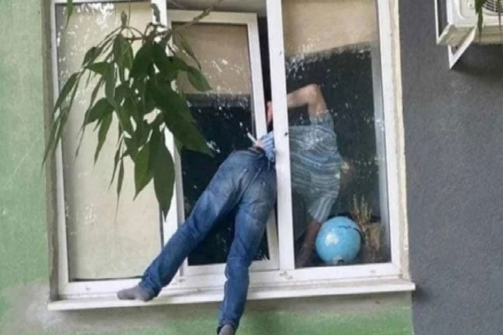 তরুণীর ঘরে ঢুকতে গিয়ে আটকা পড়েলেন জানালার মাঝে! অতঃপর… - West Bengal News 24