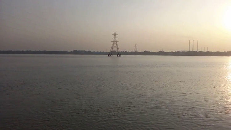 রেলব্রিজ থেকে বর্ষার ভরা নদীতে ঝাঁপ, কোলাঘাটে মহিলাকে বাঁচালেন মত্সজীবীরা - West Bengal News 24