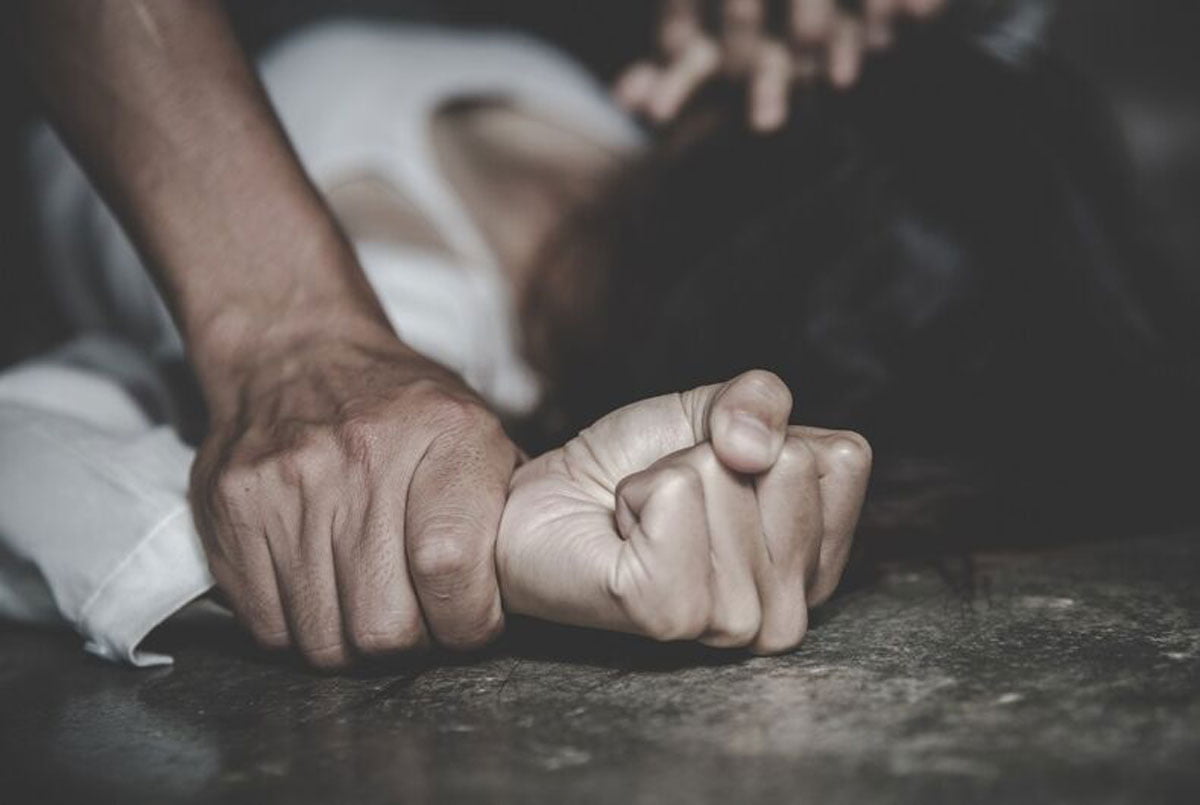 কিশোরীকে অপহরণ করে টানা ২৬ দিন ধরে ধর্ষণ, পলাতক ২ ধর্ষক - West Bengal News 24