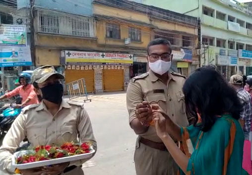 স্বাধীনতার বার্তা নিয়ে রাখি বন্ধন উৎসবের আয়োজন কৃষ্ণনগর কোতোয়ালি ট্রাফিক গার্ড জেলা পুলিশ - West Bengal News 24