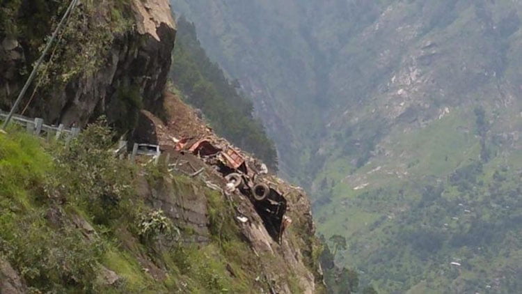 হিমাচল প্রদেশে ভয়াবহ ধস, চাপা পড়ল যাত্রী বোঝাই বাস (ভিডিও) - West Bengal News 24