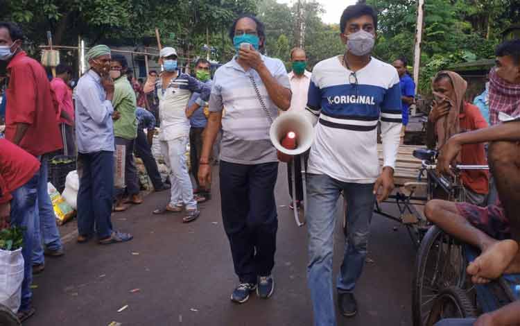 করোনা সচেতন করতে মাইক ফুঁকে বাজারে প্রচার পুর-প্রশাসকের - West Bengal News 24