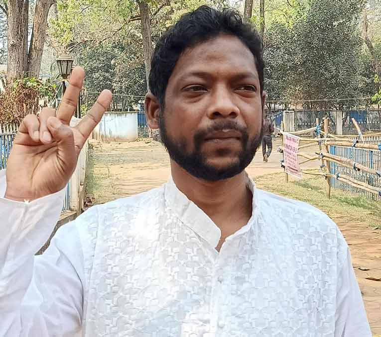 Debnath Hansda : ঝাড়গ্রাম জেলা তৃণমূলে রদবদল, নতুন জেলা সভাপতি দেবনাথ হাঁসদা - West Bengal News 24