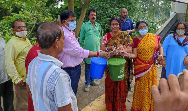 শহরকে জঞ্জাল ও আবর্জনা মুক্ত রাখতে বালতি বিতরণ করলেন গঙ্গারামপুর পৌরসভার চেয়ারপার্সন প্রশান্ত মিত্র - West Bengal News 24