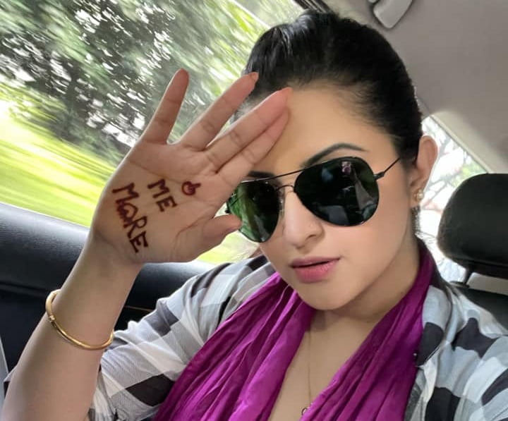 আবারও মেহেদি হাতে যে বার্তা দিলেন পরীমনি - West Bengal News 24