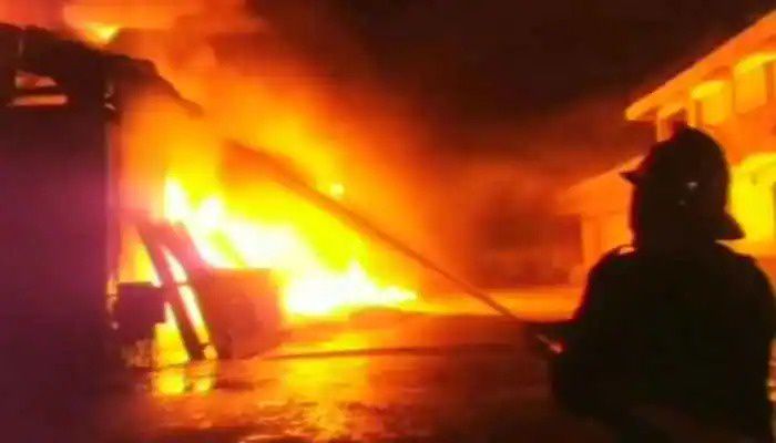 সাতসকালে হুলস্থূল, নিমতলা ঘাট স্ট্রিটে ভয়াবহ আগুন! ঘিঞ্জি এলাকায় ব্যাপক আতঙ্ক - West Bengal News 24