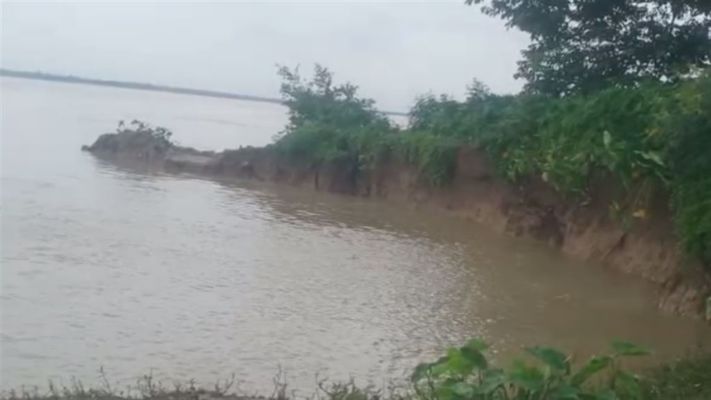 ঘরছাড়া অন্তত ৩০টি পরিবার, সামশেরগঞ্জে ফের ভাঙন গঙ্গায় - West Bengal News 24