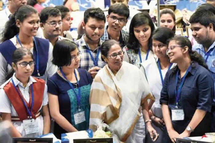 রাজ্যজুড়ে ট্যাবের অর্থ বিলি শুরু, ছাত্রছাত্রীদের অ্যাকাউন্টে পড়ছে ১০ হাজার টাকা - West Bengal News 24