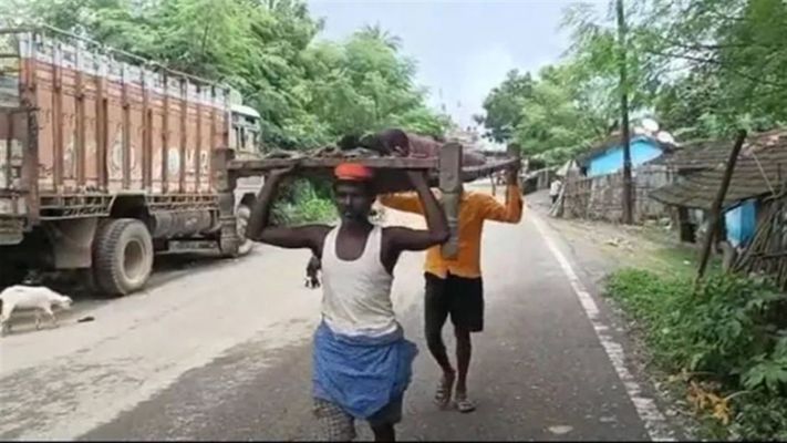 নেই কোনো অ্যাম্বুল্যান্স, রোগীকে খাটিয়ায় চাপিয়ে ১২ কিমি হেঁটে হাসপাতালে পরিবার - West Bengal News 24