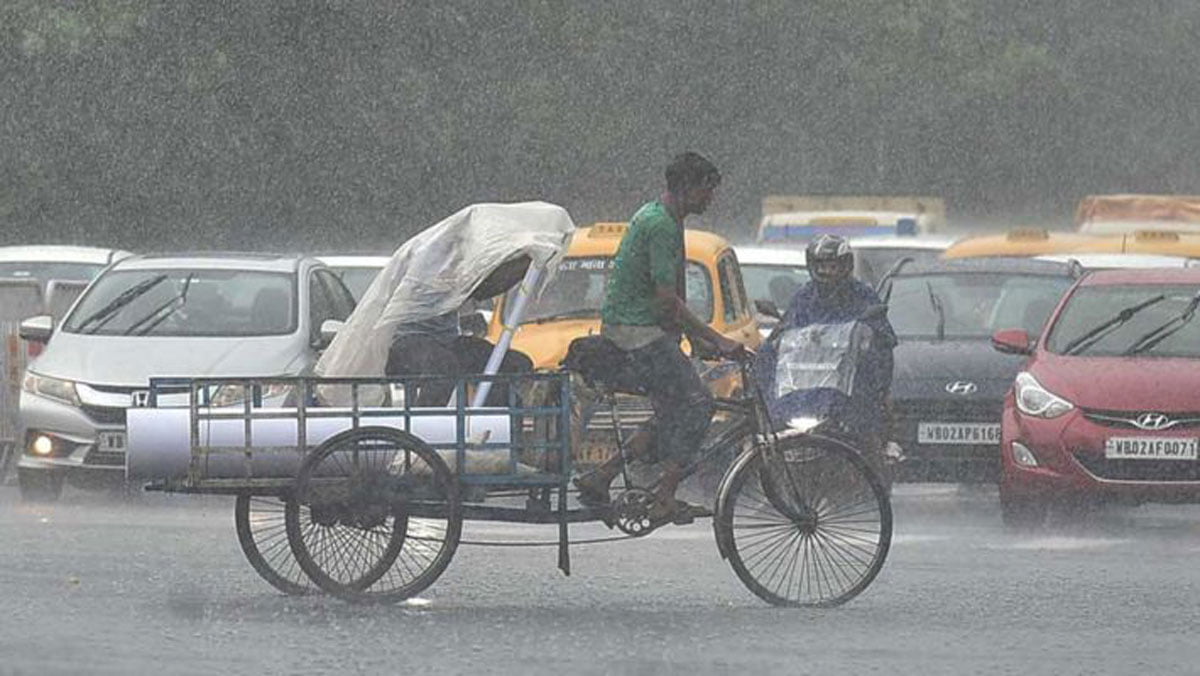 west bengal weather forecast : নিম্নচাপের প্রভাবে বৃষ্টি রাজ্যের বিভিন্ন জায়গায়, কয়েকটি রাজ্যে অতিভারী বৃষ্টির পূর্বাভাস, জারি সতর্কতাও! - West Bengal News 24