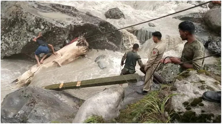 মেঘ ভাঙা বৃষ্টি! ঘুমন্ত অবস্থায় ভেসে গেল আস্ত বাড়ি, মৃত একই পরিবারের ৪ জন - West Bengal News 24