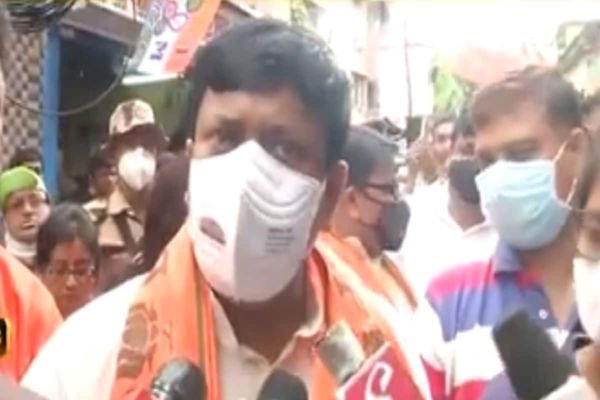 WB By-Election : দায়িত্ব নিয়েই মমতার পাড়ায় রাজ্য BJP সভাপতি, ভোটপ্রচারে পুলিশের সঙ্গে বচসা, ক্ষুব্ধ প্রার্থী প্রিয়াঙ্কা - West Bengal News 24 WB By-Election : দায়িত্ব নিয়েই মমতার পাড়ায় রাজ্য BJP সভাপতি, ভোটপ্রচারে পুলিশের সঙ্গে বচসা, ক্ষুব্ধ প্রার্থী প্রিয়াঙ্কা - West Bengal News 24