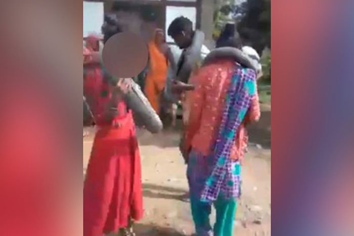 প্রেমে সাহায্য করায় গলায় টায়ার ঝুলিয়ে নাচানো হলো কিশোরীকে - West Bengal News 24