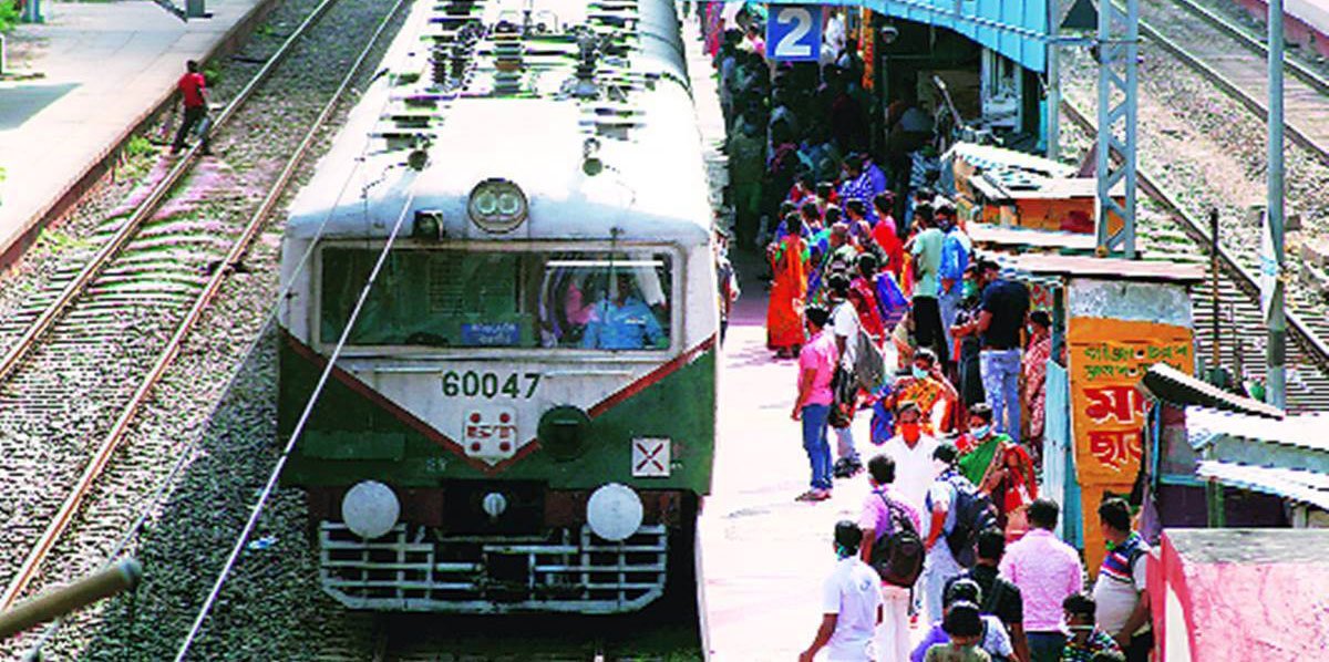 ভোগান্তি নিত্যযাত্রীদের, জলে ডুবে রেললাইন, বাতিল বহু স্টাফ স্পেশাল - West Bengal News 24