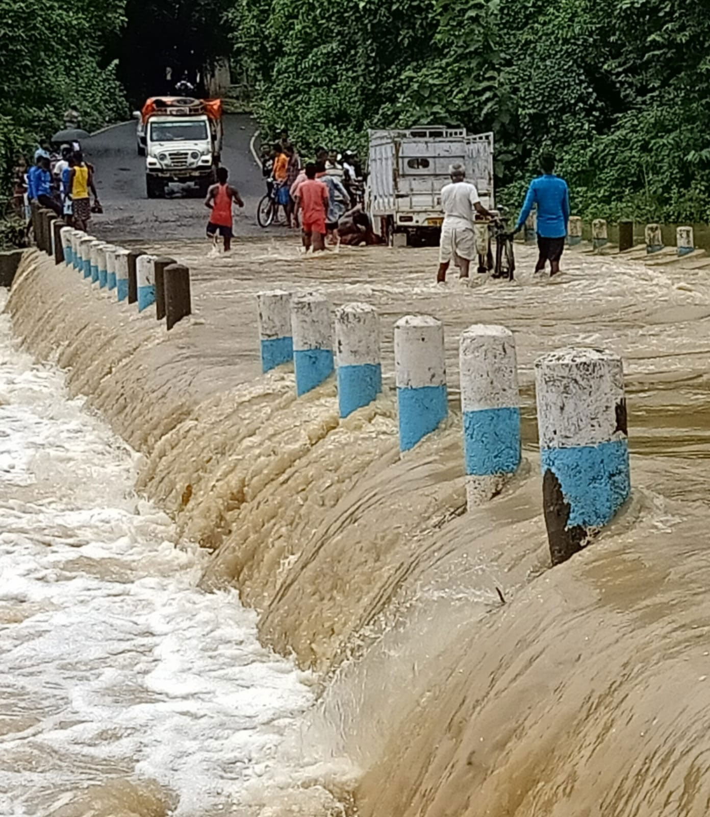 ভারী বৃষ্টি হলেই ডুলুং নদীর কজওয়ে ডুবে বিচ্ছিন্ন জামবনি ব্লকের দু’প্রান্ত, সেতু না হওয়ায় ক্ষোভ - West Bengal News 24