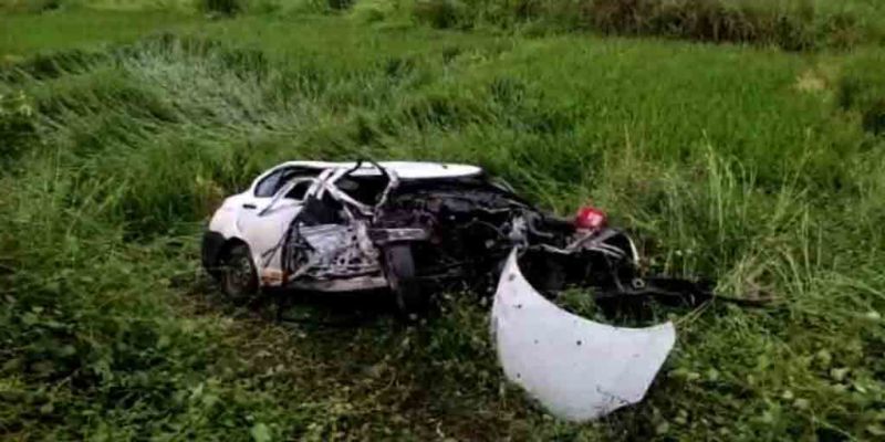 তারাপীঠে যাওয়ার পথে সিউড়িতে রাস্তার পাশে জমিতে উল্টে পড়ল গাড়ি, দোমড়ানো-মোচড়ানো গাড়িতে মৃত ২ - West Bengal News 24