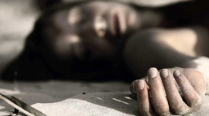 স্বামীর পরকীয়ার প্রতিবাদ করায় খুন হতে হল স্ত্রী কে! অভিযুক্তের বাড়ি ভাঙচুর প্রতিবেশীদের - West Bengal News 24 স্বামীর পরকীয়ার প্রতিবাদ করায় খুন হতে হল স্ত্রী কে! অভিযুক্তের বাড়ি ভাঙচুর প্রতিবেশীদের - West Bengal News 24