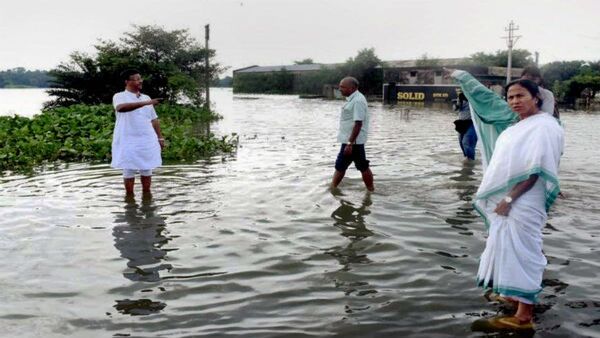 মুখ্যমন্ত্রীর সফরে আগেই সকাল থেকে বন্যা বিধ্বস্ত এলাকাগুলিতে তৃণমূলের নেতারা, ত্রাণ নিয়ে ক্ষোভ সাধারণ মানুষের - West Bengal News 24