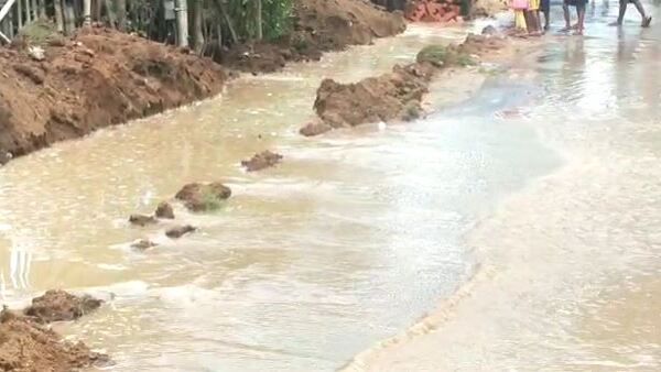 মুখ্যমন্ত্রীর সফরে আগেই সকাল থেকে বন্যা বিধ্বস্ত এলাকাগুলিতে তৃণমূলের নেতারা, ত্রাণ নিয়ে ক্ষোভ সাধারণ মানুষের - West Bengal News 24