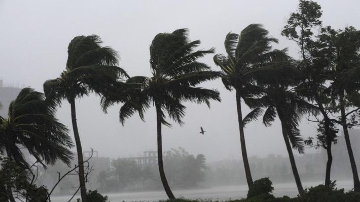 টানা বৃষ্টিতে ভোগান্তি দক্ষিণবঙ্গ জুড়ে, দেওয়াল চাপা পড়ে মৃত্যু প্রৌঢ়ার - West Bengal News 24