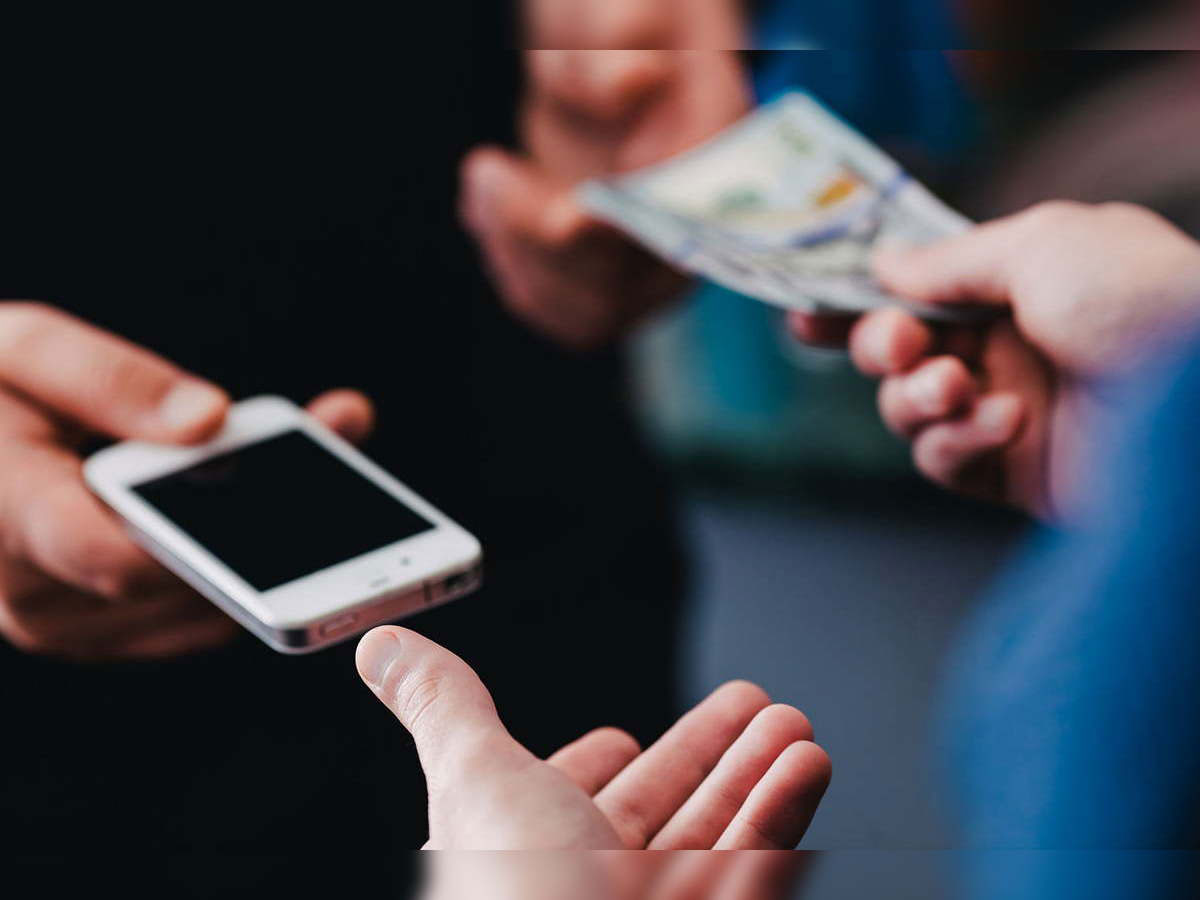 স্মার্টফোন কিনতে স্ত্রীকে বিক্রি করল স্বামী!‌ ঘটনায় চাঞ্চল্য - West Bengal News 24