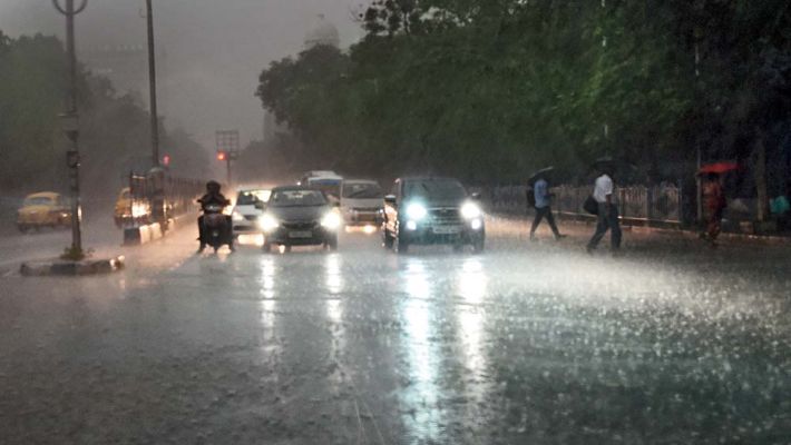 west bengal weather forecast : বিজয়া দশমীতেও ভাসল কলকাতা, বাংলায় দুর্যোগের পূর্বাভাস আলিপুর আবহাওয়া দফতরের - West Bengal News 24