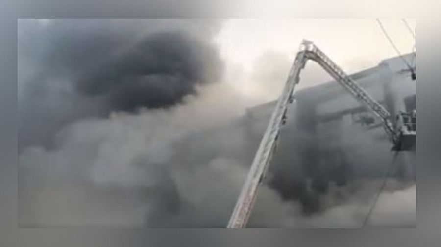 সুরাটের কারখানায় অগ্নিকাণ্ড, ভিতর থেকে ভেসে আসছে সাহায্যের আর্তনাদ, মৃত কমপক্ষে ২ - West Bengal News 24 সুরাটের কারখানায় অগ্নিকাণ্ড, ভিতর থেকে ভেসে আসছে সাহায্যের আর্তনাদ, মৃত কমপক্ষে ২ - West Bengal News 24