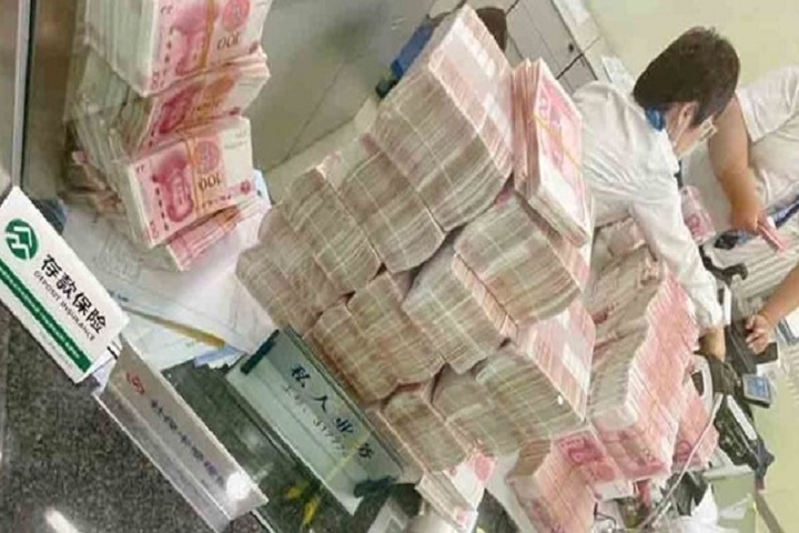 সাড়ে ৫ কোটি টাকা তুলে ব্যাংককর্মী দিয়ে গোনালেন ধনকুবের! - West Bengal News 24
