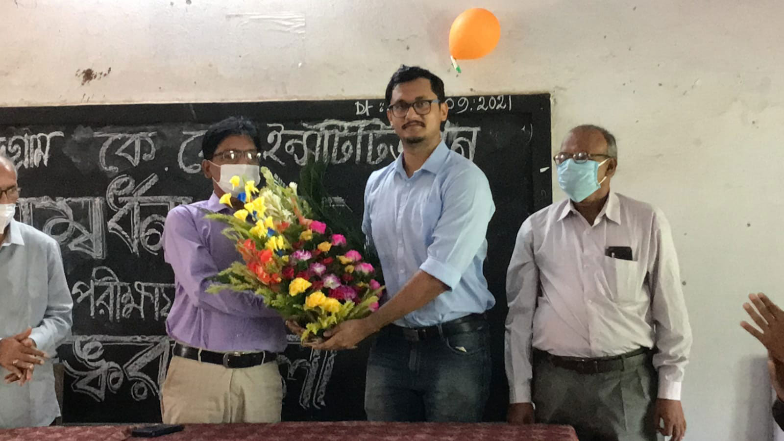 Subhankar Bala UPSC : সিভিল সার্ভিস পরীক্ষায় রাজ্যে প্রথম স্থান পাওয়া প্রাক্তনীকে সংবর্ধনা দিল কুমুদকুমারী ইনস্টিটিউশন - West Bengal News 24