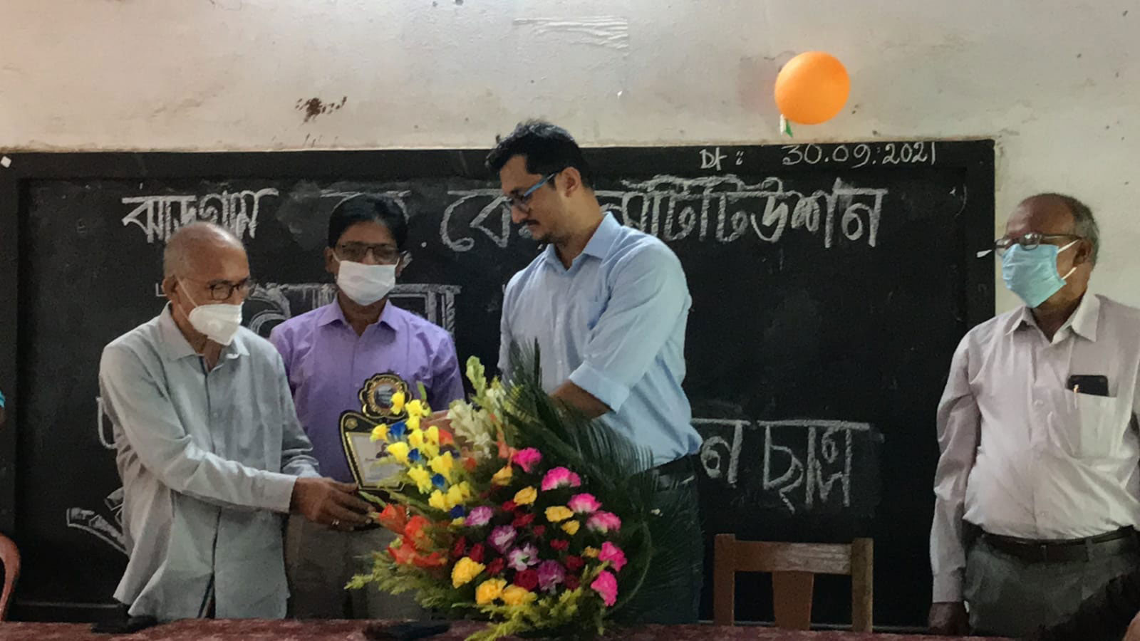 Subhankar Bala UPSC : সিভিল সার্ভিস পরীক্ষায় রাজ্যে প্রথম স্থান পাওয়া প্রাক্তনীকে সংবর্ধনা দিল কুমুদকুমারী ইনস্টিটিউশন - West Bengal News 24