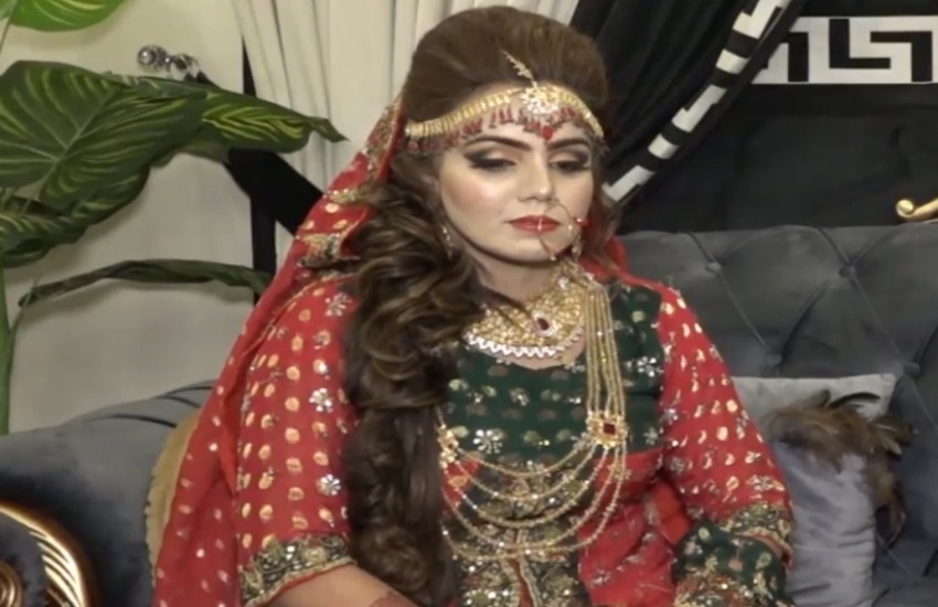 ১৬ বছর ধরে প্রতি শুক্রবার বউ সাজেন এই নারী, নেপথ্যে করুণ কাহিনি - West Bengal News 24 ১৬ বছর ধরে প্রতি শুক্রবার বউ সাজেন এই নারী, নেপথ্যে করুণ কাহিনি - West Bengal News 24