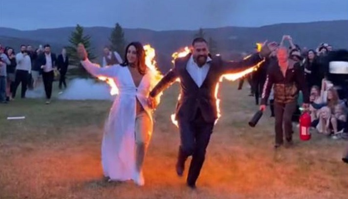 ছবি তুলতে বিয়ের রাতেই গায়ে আগুন দিলেন দম্পতি, ভিডিও ভাইরাল - West Bengal News 24