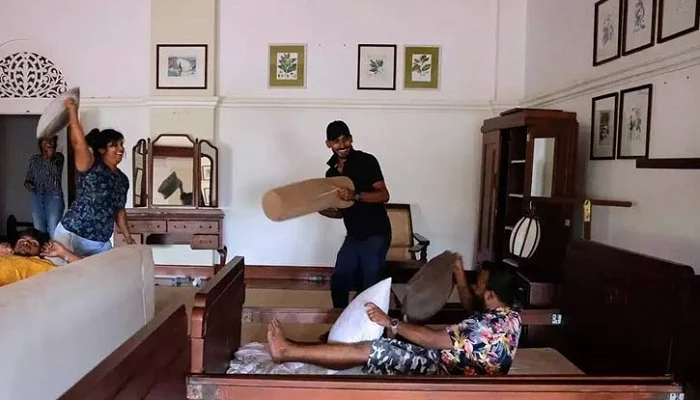 লঙ্কান প্রেসিডেন্টের বেডরুমে ঘুমাচ্ছেন বিক্ষোভকারীরা, খেলছেন কুস্তি - West Bengal News 24