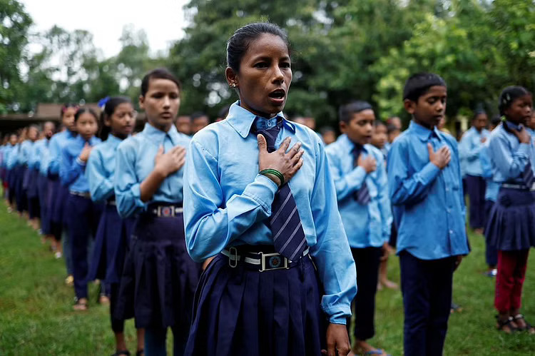 ছেলের সঙ্গে একই স্কুলে পড়েন মা - West Bengal News 24