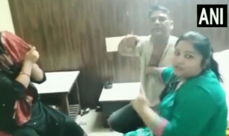 হোটেলে প্রেমিকার সঙ্গে ঘনিষ্ঠ স্বামী, জুতোপেটা করলেন স্ত্রী (দেখুন ভিডিও) - West Bengal News 24