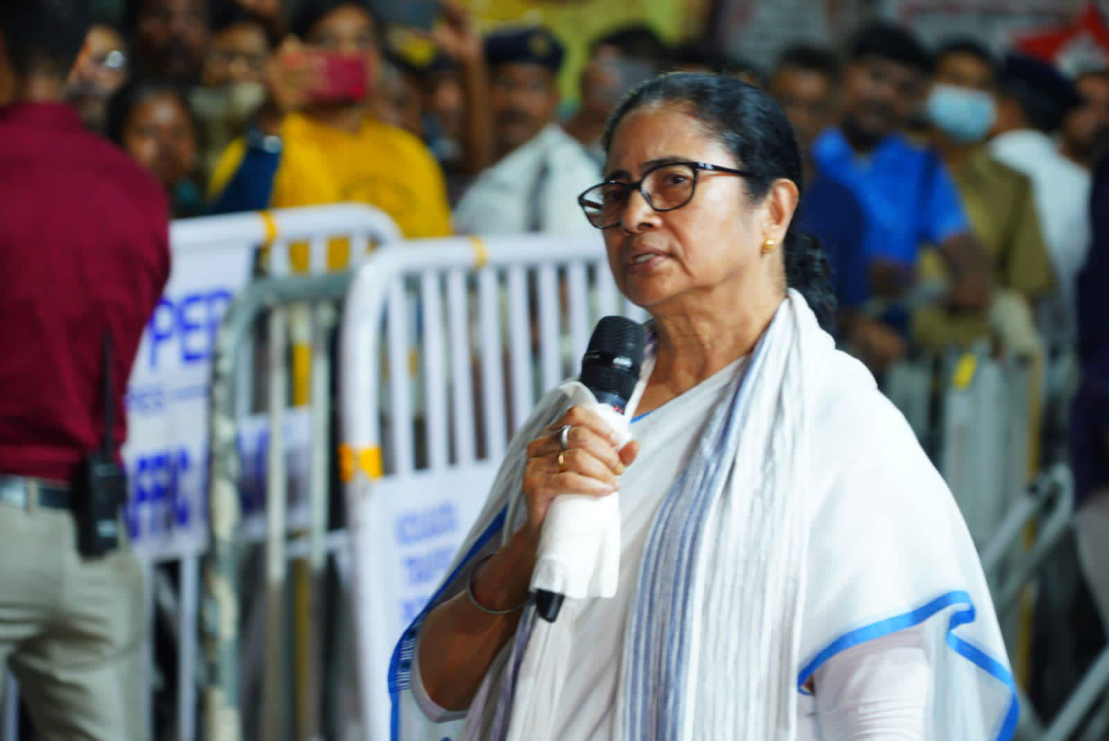 Mamata Banerjee : টুপ করে খসে পড়বে, ওদের পতন শুরু হয়েছে’, বিজেপিকে তোপ মমতার - West Bengal News 24 Mamata Banerjee : টুপ করে খসে পড়বে, ওদের পতন শুরু হয়েছে’, বিজেপিকে তোপ মমতার - West Bengal News 24